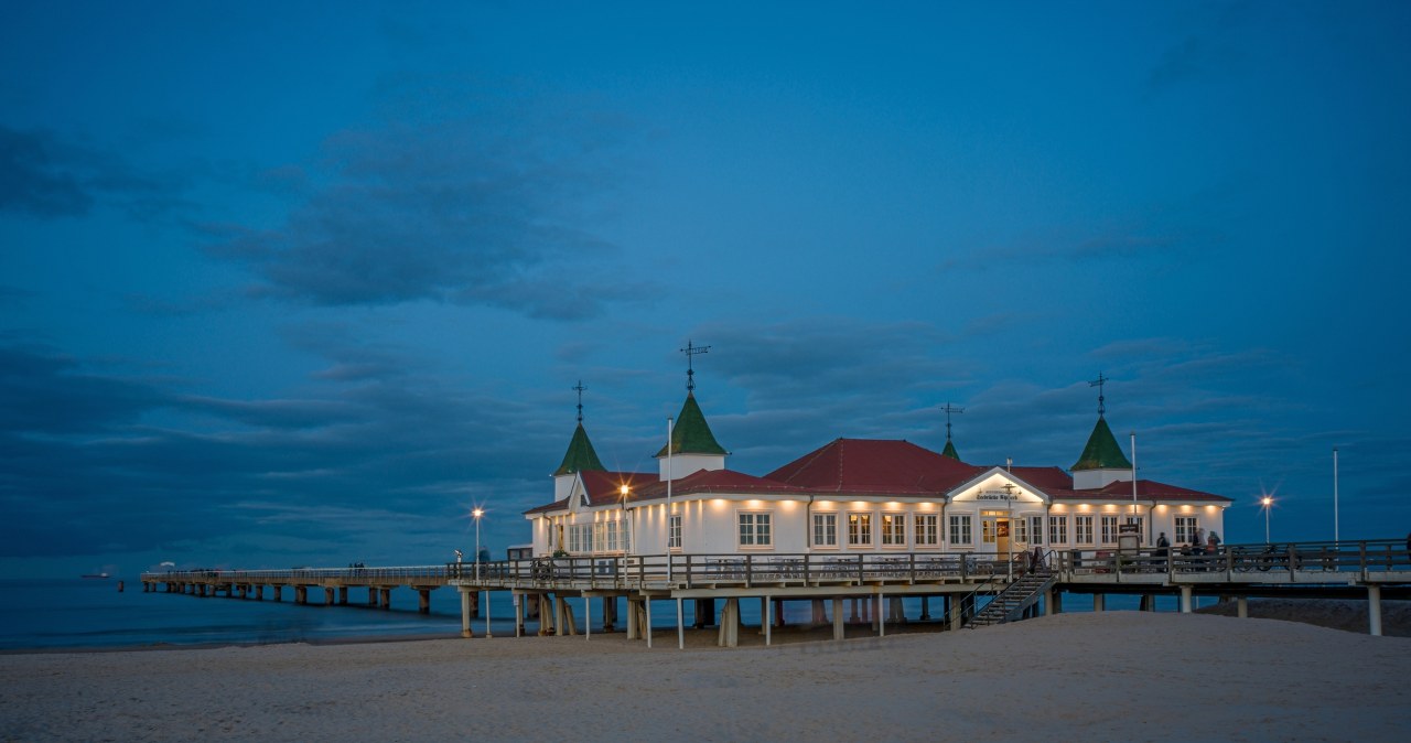 Drewniane molo w Ahlbeck to wizytówka tego nadmorskiego uzdrowiska /East News