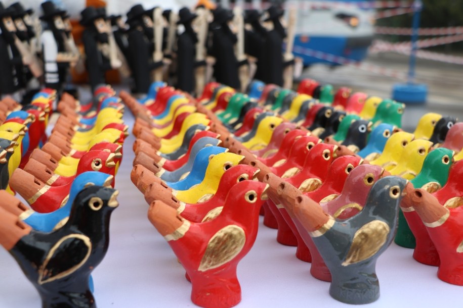 Drewniane ptaszki oferowane na odpuście Emaus /Jacek Skóra /RMF24