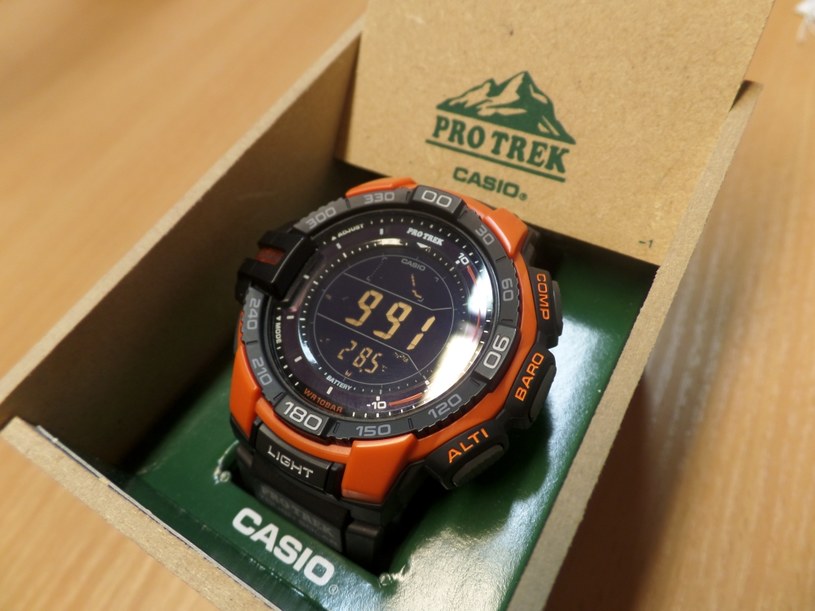 Drewniane pudełko - dobry pomysł na opakowanie zegarka dla podróżnika /INTERIA.PL