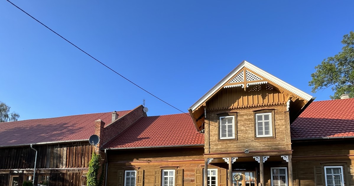Drewniany dom zabudowy holenderskiej z 1851 roku w miejscowości Jazowa. Dziś funkcjonuje jako pensjonat - "Siedlisko nad Nogatem" /INTERIA.PL