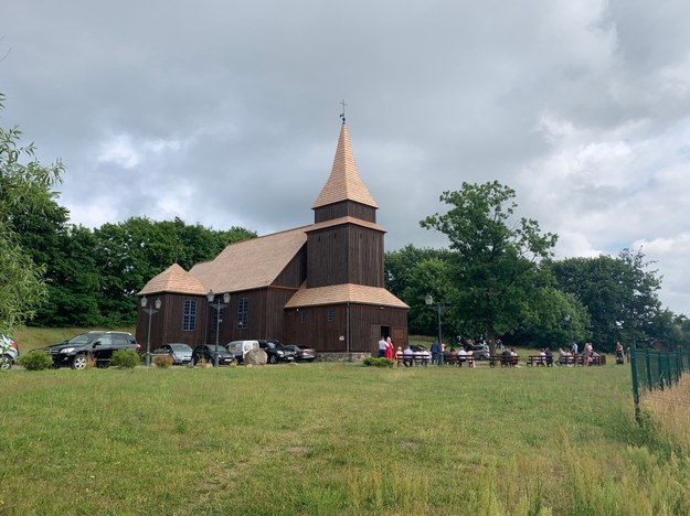 Drewniany kościół w Sierakowicach /Kuba Kaługa /RMF FM