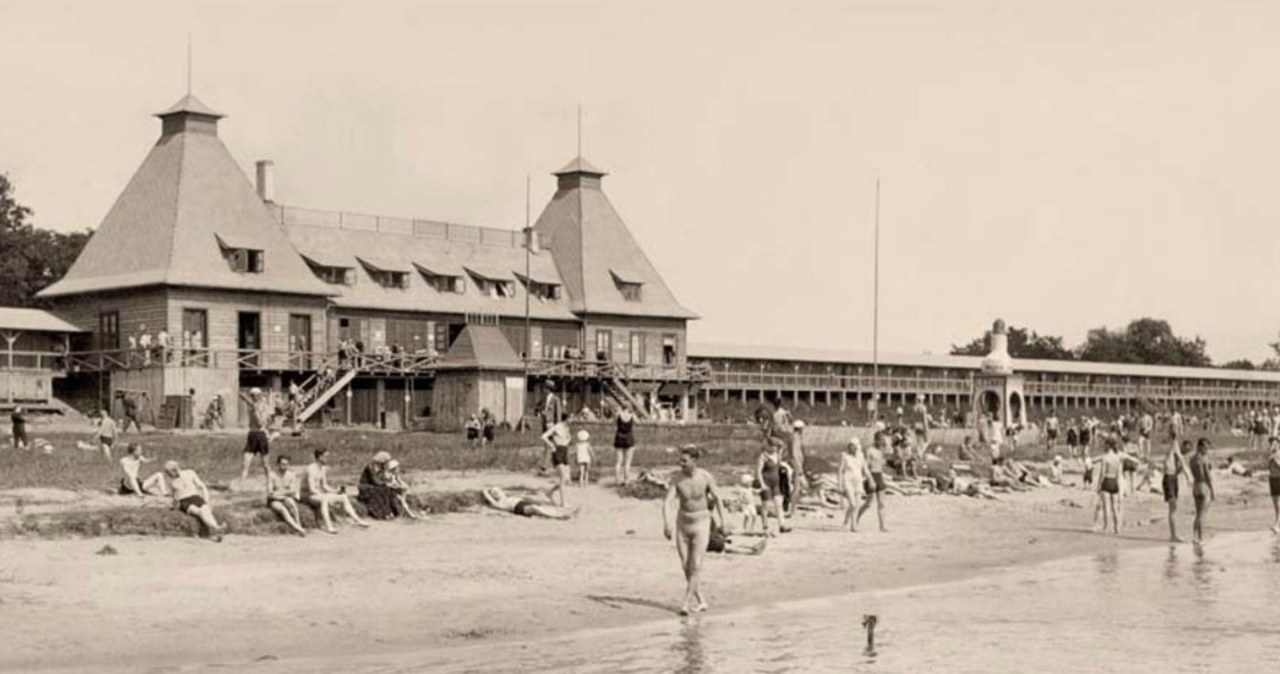 Drewniany "pałac" nad prywatną plażą braci Kozłowskich (zdjęcie z albumu"Przedwojenne Kamionek, Grochów i Saska Kępa", Wydawnictwo RM) /INTERIA.PL