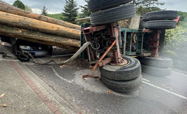 Drewno z ciężarówki zmiażdżyło samochód, w środku dziecko