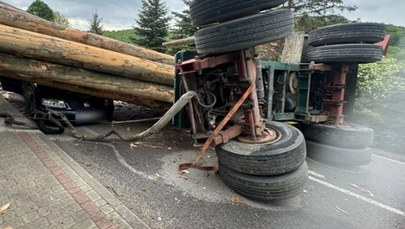 Drewno z ciężarówki zmiażdżyło samochód, w środku dziecko