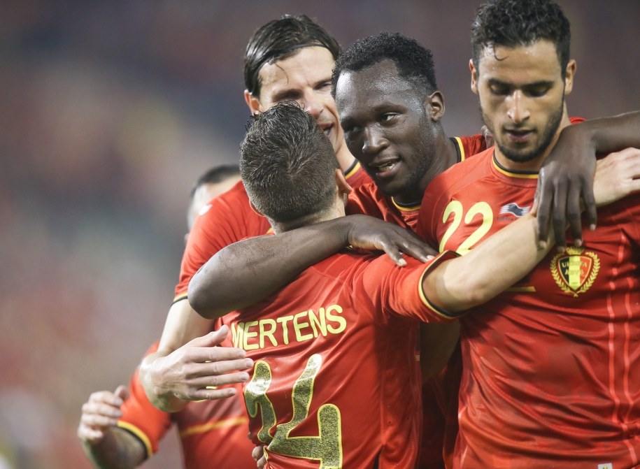 Dries Mertens (w środku) świętuje z kolegami: Danielem Van Buytenem (z tyłu), Romelu Lukaku (drugi od prawej) i Nacerem Chadlim strzelenie gola w towarzyskim meczu z Tunezją, 7 czerwca 2014 /OLIVIER HOSLET /PAP/EPA