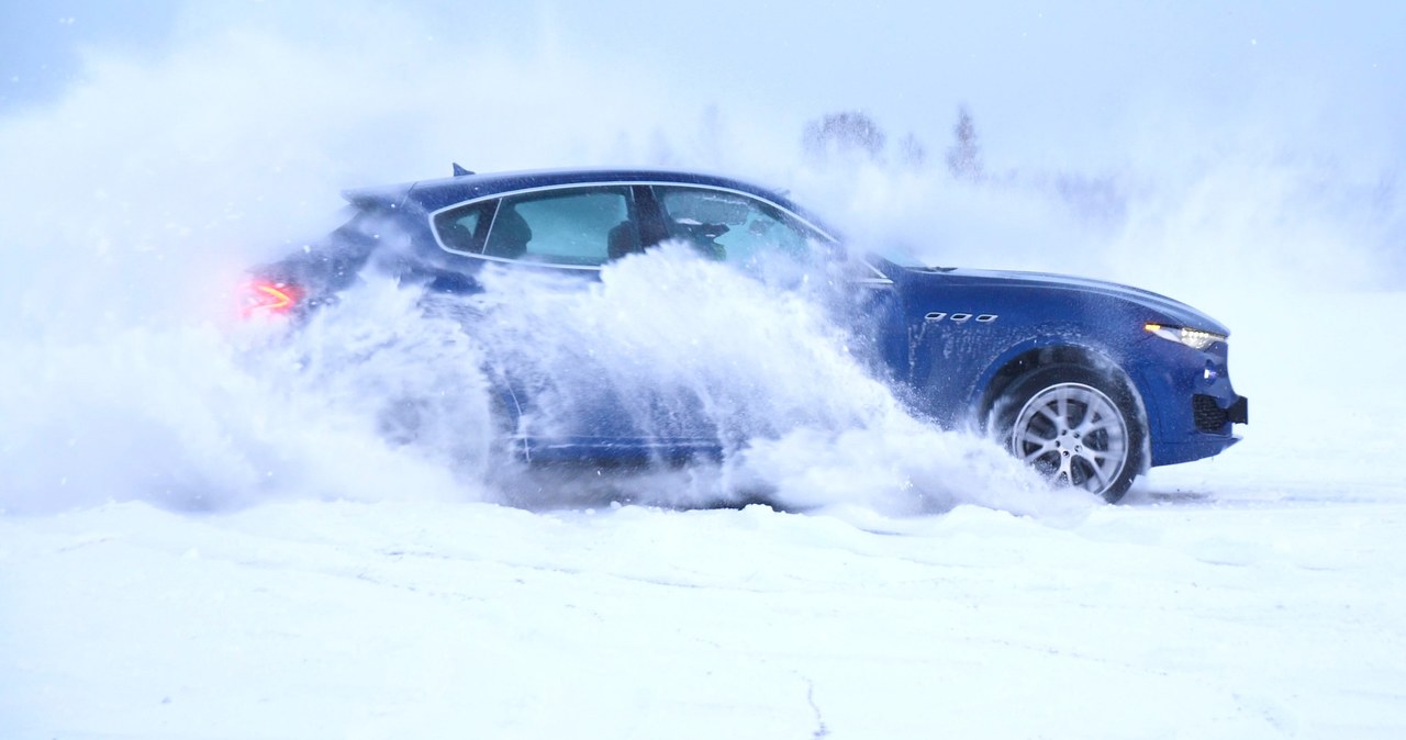 Driftowanie i inne podobne "zabawy" są surowo karane, nawet jeśli jesteśmy na pustym parkingu /123RF/PICSEL