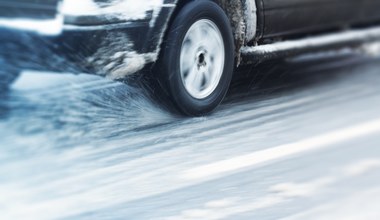 Driftowanie na zaśnieżonym parkingu? To pewny mandat