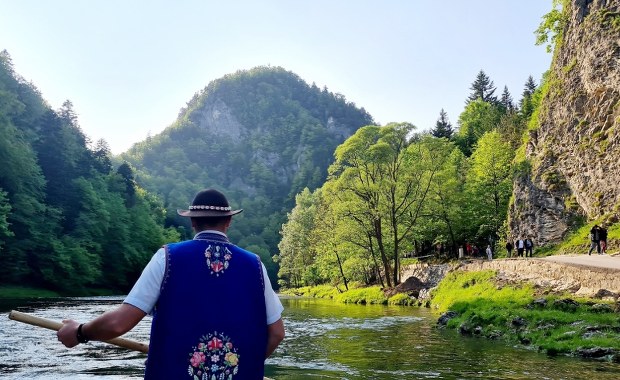 "Drinki serwowane wprost na wodzie". Alkoholowy problem na spływach Dunajcem