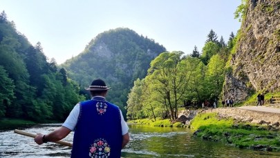 "Drinki serwowane wprost na wodzie". Alkoholowy problem na spływach Dunajcem