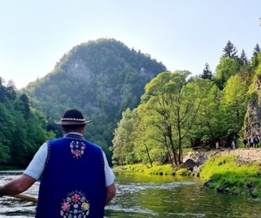 "Drinki serwowane wprost na wodzie". Alkoholowy problem na spływach Dunajcem