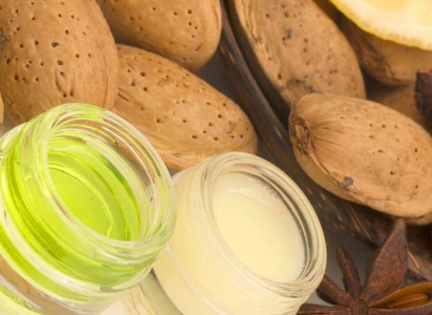 Drobinki łupin i starannie dobrane składniki odżywcze dadzą doskonały peeling /123RF/PICSEL