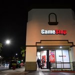 Drobni inwestorzy z Reddita wykupują akcje GameStop, biorąc odwet na Wall Street