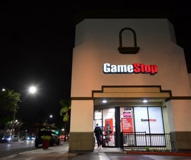 Drobni inwestorzy z Reddita wykupują akcje GameStop, biorąc odwet na Wall Street