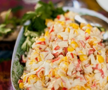 Drobno siekam paluszki krabowe, do miski wrzucam też jajko. Pyszna sałatka do pracy i na imprezę