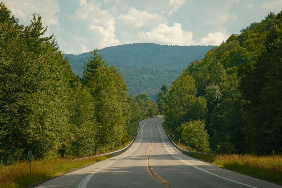 Droga Adirondack w stanie Nowy Jork /Shutterstock