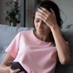 Droga do bezsenności, bólu głowy, nerwic. Tak zmienia się mózg, gdy godzinami scrollujesz w telefonie