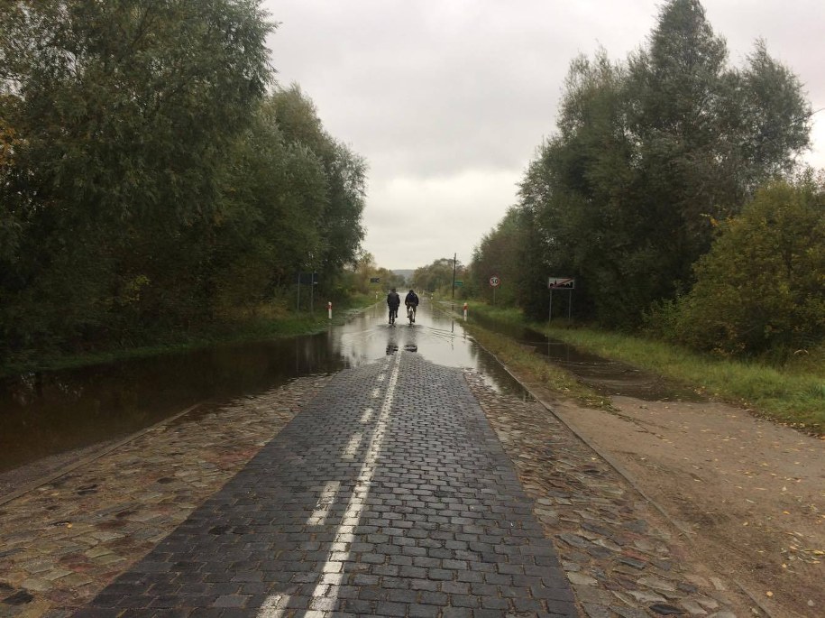 Droga Gryfino-Mescherin bez przejazdu od wczesnych godzin rannych /Aneta Łuczkowska /RMF FM