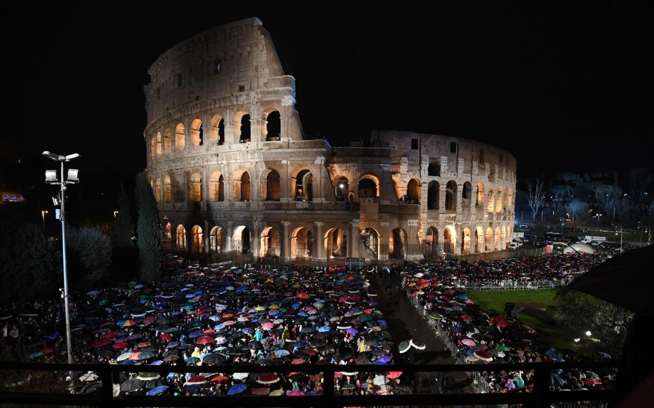 Droga Krzyżowa w Koloseum na zdj. z 2018 r. /ALESSANDRO DI MEO    /PAP/EPA
