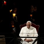 Droga Krzyżowa w Koloseum. Papież Franciszek o "wszystkich krzyżach świata"