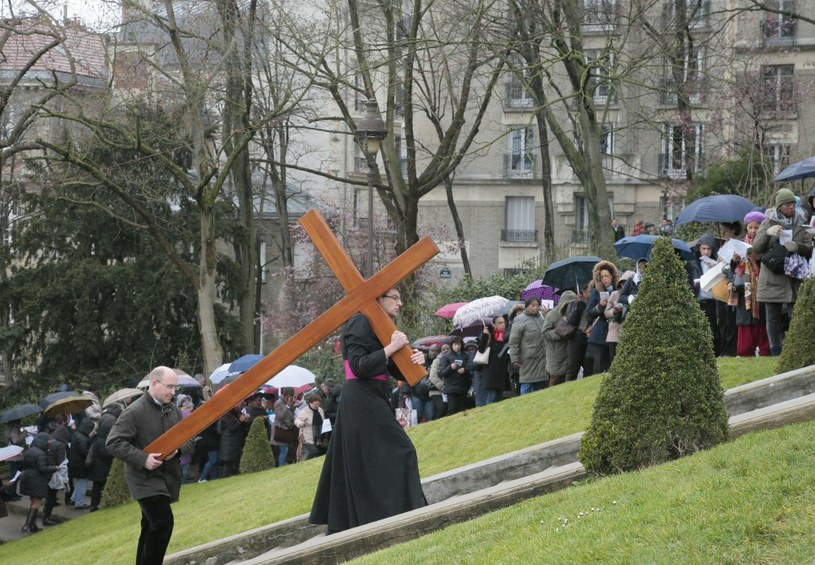 Droga krzyżowa w Paryżu /AFP