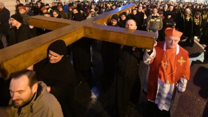 Droga Krzyżowa w Warszawie. Na czele niesiony jest wielki krzyż