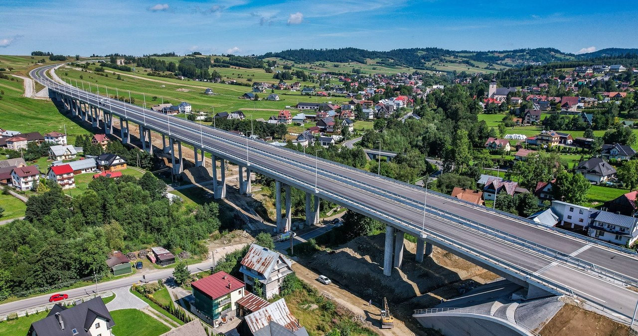 Droga ma 16 km długości, a ze względu na trudne warunki terenowe kosztowała niemal miliard zł /GDDKiA