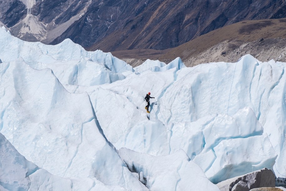 Droga na Mount Everest. Lodowiec Khumbu. /Shutterstock
