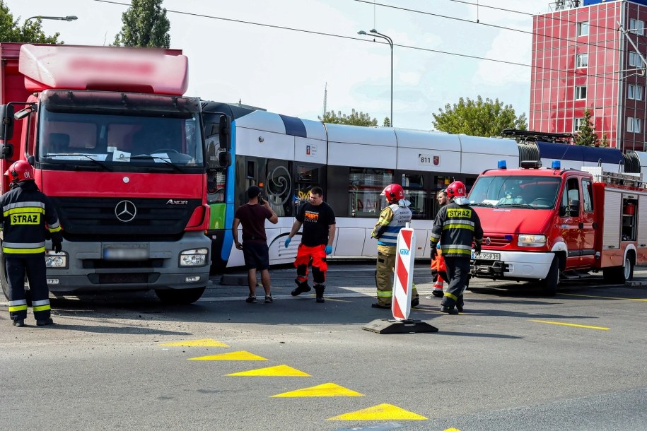 Droga oraz torowisko były zablokowane / 	Marcin Bielecki    /PAP
