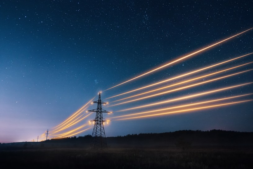 Droga prądu z elektrowni do gniazdka w domu jest długa i kręta. /123RF/PICSEL