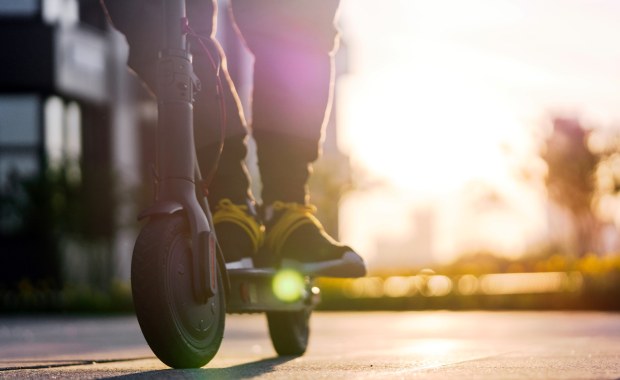 Droga przejażdżka. Pijany na hulajnodze zatrzymany dwa razy