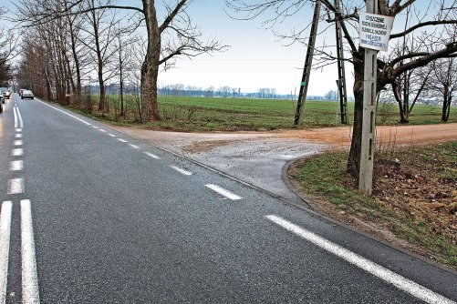 Droga publiczna łączy się z gruntową, co nie jest skrzyżowaniem, a więc wcześniejsze ograniczenie prędkości nie jest odwołane. /Motor