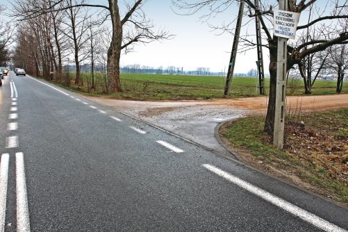 Droga publiczna łączy się z gruntową, co nie jest skrzyżowaniem a połączeniem dróg. Wcześniejsze ograniczenie prędkości nie jest więc odwołane. /Motor