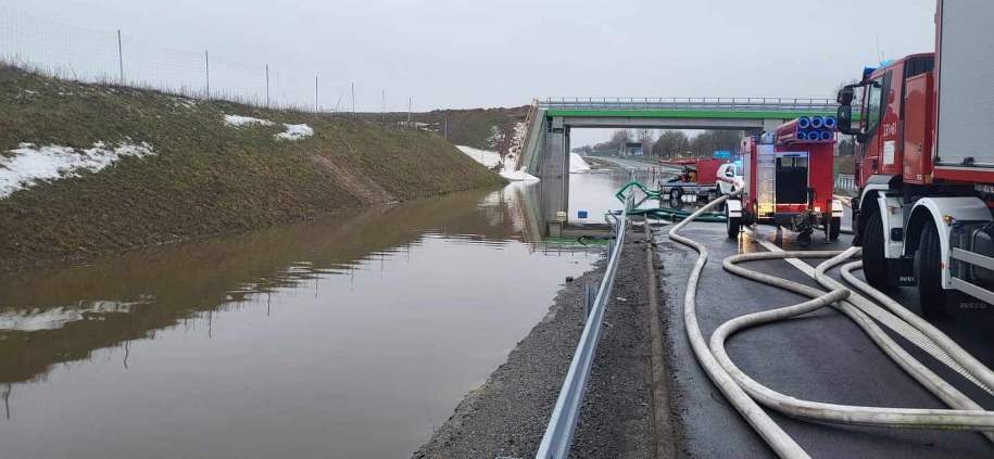 Droga S6 zablokowana przez wodę roztopową /GDDKiA Szczecin /