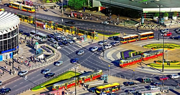 Droga to nie tylko asfalt. W skład drogi wchodzą także chodnik, tory tramwajowe, pobocze. /Motor