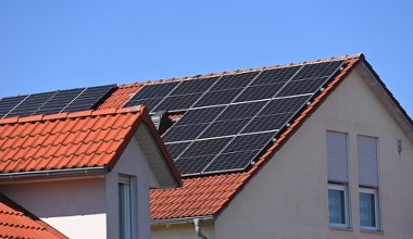 Droga z dachu do gniazdka. Czy prąd w domu jest prosto z fotowoltaiki?