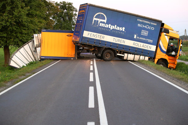 Droga zablokowana przez ciężarówkę /Fot. Stalowka.NET / Jacek Rodecki /