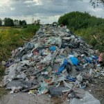 Droga zamieniona w wysypisko: mieszkańcy gminy Karczew w szoku!