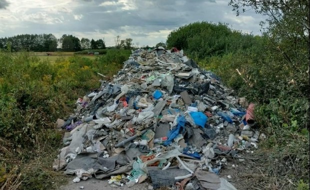 Droga zamieniona w wysypisko: mieszkańcy gminy Karczew w szoku!