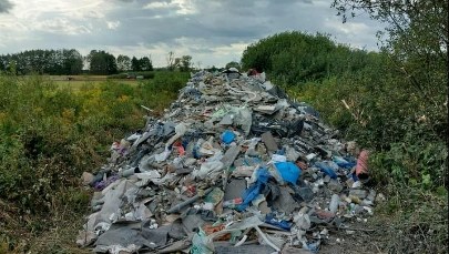 Droga zamieniona w wysypisko: mieszkańcy gminy Karczew w szoku!