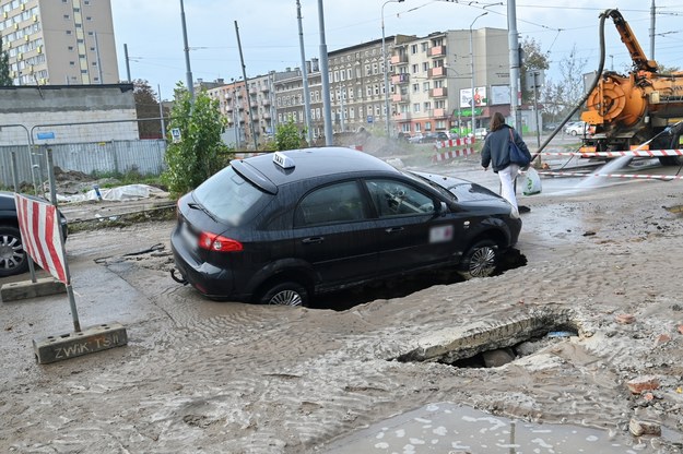 Droga zapadła się pod samochodem osobowym na ulicy Smoleńskiej w Szczecinie /Marcin Bielecki /PAP
