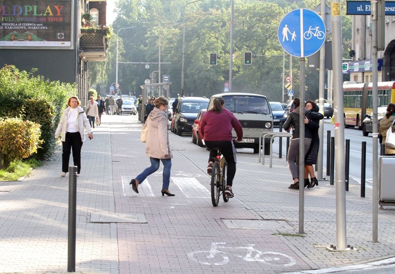 Drogi pieszych i rowerzystów krzyżują się często /Jarosław Jakubczak / Polska Press /East News
