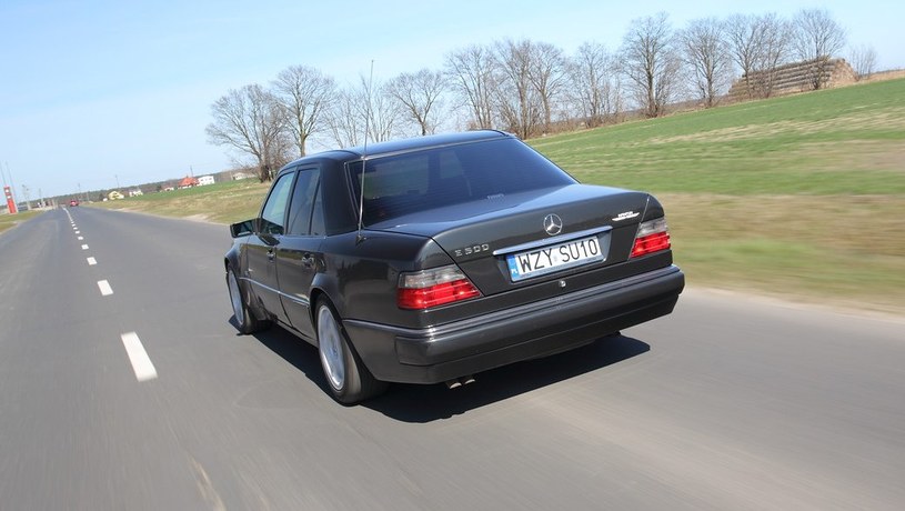 Drogi pozamiejskie i autostrady to naturalne środowisko E 500. Zużycie paliwa przy dużych prędkościach wcale nie przeraża. /Motor