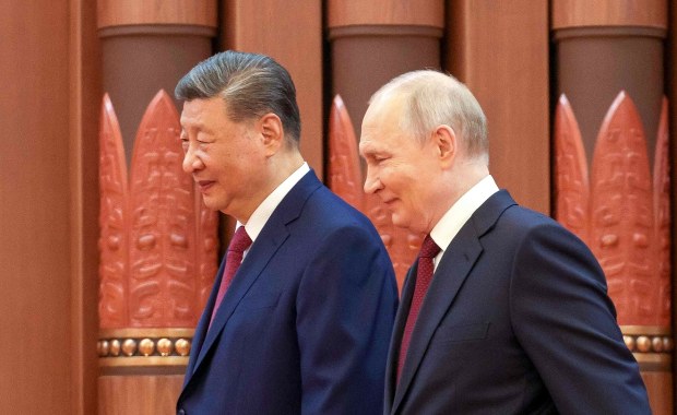 "Drogi przyjacielu". Putin witany z pompą przez Xi, padły ważne słowa