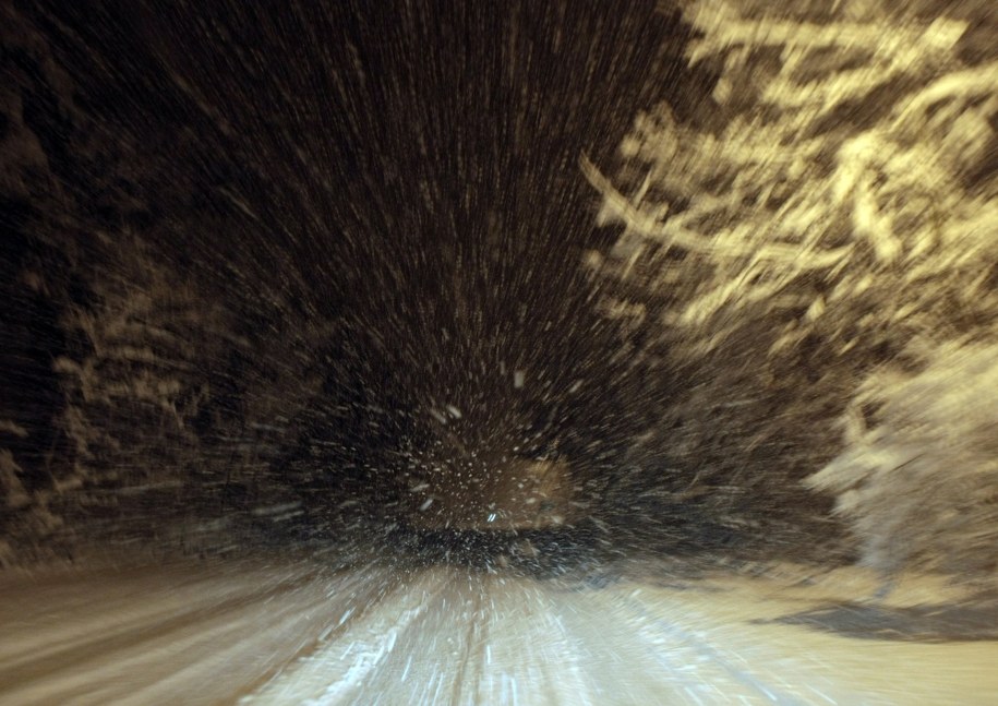 Drogi w niektórych rejonach Polski znów są zasypane śniegiem /Leszek Szymański /PAP