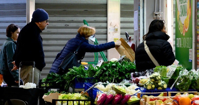 Drogie warzywa z importu i stabilne ceny warzyw krajowych. /AFP