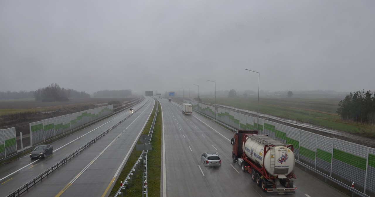 Drogowcy małymi fragmentami oddają kierowcom kolejne trzypasmowe odcinki A1, ale formalnie to wciąż plac budowy /GDDKiA