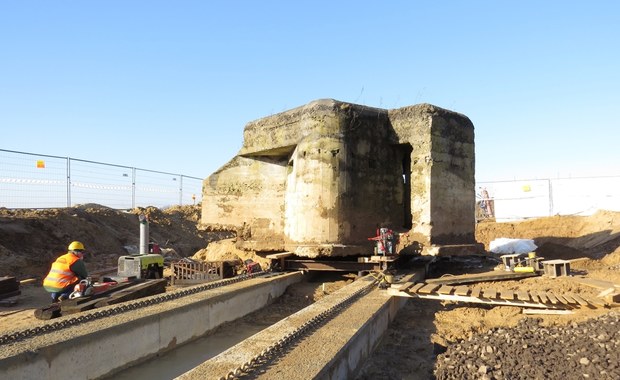 Drogowcy przenoszą 150-tonowy bunkier z czasów II wojny światowej