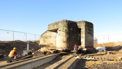 Drogowcy przenoszą 150-tonowy bunkier z czasów II wojny światowej