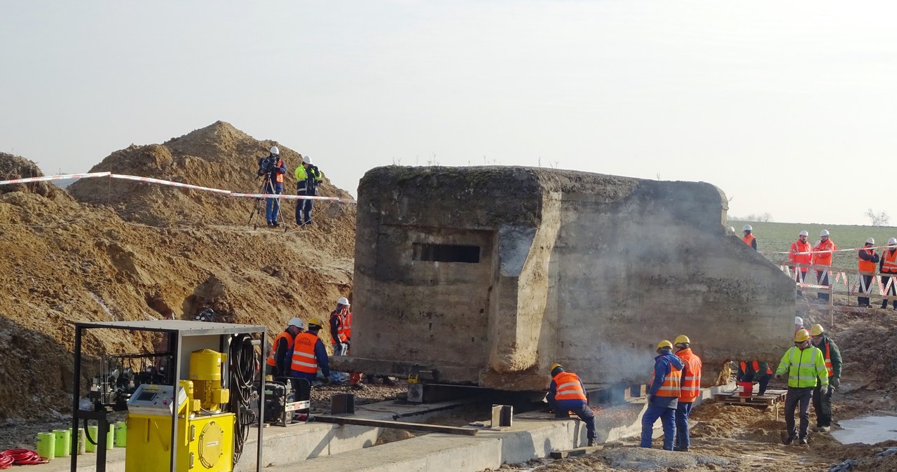 Drogowcy przenoszą 150-tonowy bunkier z czasów II wojny światowej 