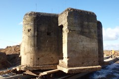 Drogowcy przenoszą 150-tonowy bunkier z czasów II wojny światowej 